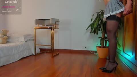 Snapshot of lucy__77 chatting on January 24, 7:07 pm Hello my name is Lucy nice to meet you thumb up is important for me kisses online show from January 24, 7:07 pm