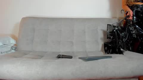 Snapshot of lucy__77 chatting on February 14, 5:14 pm Hello my name is Lucy nice to meet you thumb up is important for me kisses online show from February 14, 5:14 pm