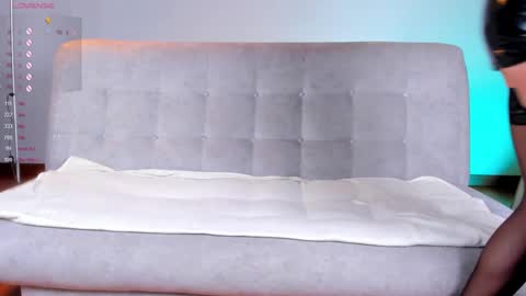 Snapshot of lucy__77 chatting on September 17, 10:59 pm Hello my name is Lucy nice to meet you thumb up is important for me kisses online show from September 17, 10:59 pm