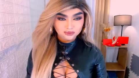 Snapshot of luxsasha chatting on October 16, 10:37 am Sasha Blaire online show from October 16, 10:37 am