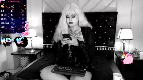 Snapshot of madamexravenx chatting on September 16, 8:13 pm Raven online show from September 16, 8:13 pm