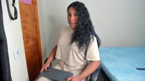 Snapshot of madisonbrunette_lxs chatting on January 21, 4:11 am madison online show from January 21, 4:11 am