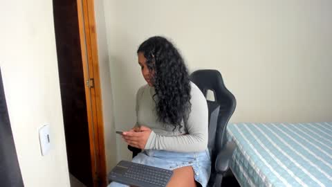 Snapshot of madisonbrunette_lxs chatting on January 25, 4:23 am madison online show from January 25, 4:23 am