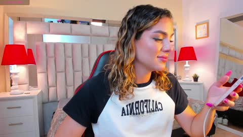 Snapshot of mariiahneedles chatting on February 4, 10:24 pm mariiahneedles online show from February 4, 10:24 pm