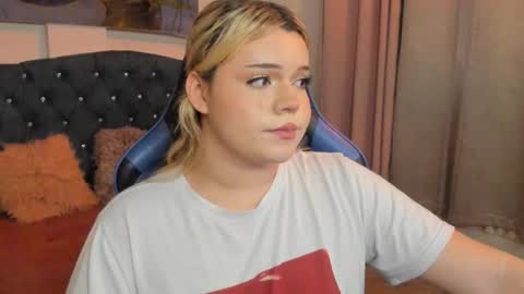 Snapshot of maxxxine_ chatting on February 15, 11:38 pm Maxine Minx online show from February 15, 11:38 pm