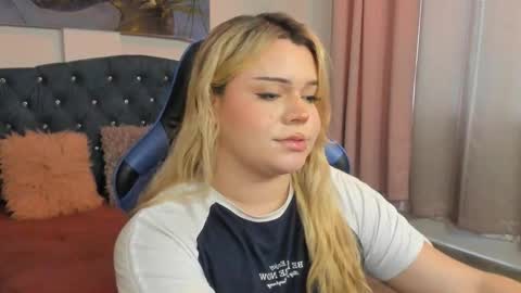 Snapshot of maxxxine_ chatting on February 27, 2:00 pm Maxine Minx online show from February 27, 2:00 pm