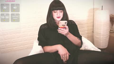 Snapshot of mia_wallase chatting on February 1, 7:47 am mia_wallase online show from February 1, 7:47 am