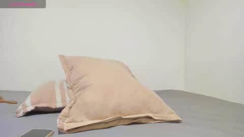 MIA INDEPENDENT MODEL  online show from December 21, 9:42 pm