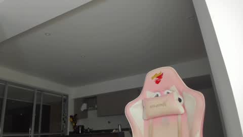 Snapshot of mia_yourmommy chatting on January 30, 3:33 am     online show from January 30, 3:33 am