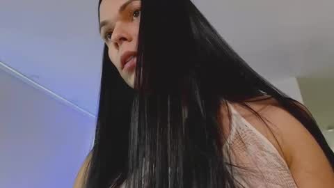 Snapshot of miavero chatting on January 22, 4:02 pm Mia online show from January 22, 4:02 pm