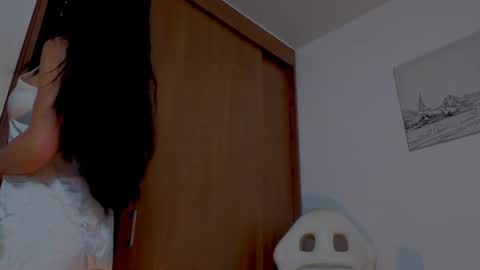 Snapshot of miavero chatting on October 3, 2:06 pm Mia online show from October 3, 2:06 pm