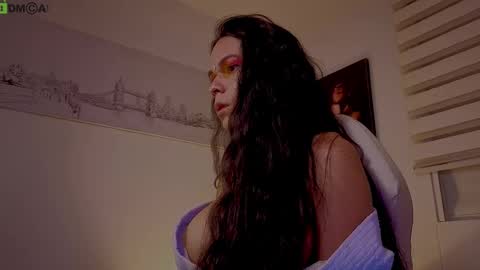 Mia online show from October 31, 11:02 pm