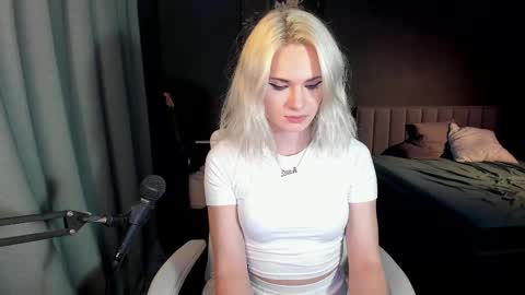 Snapshot of milena_marshmallows chatting on February 23, 10:53 pm Milena online show from February 23, 10:53 pm