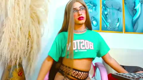 Snapshot of miss_channellx chatting on February 14, 3:33 am miss_channellx online show from February 14, 3:33 am