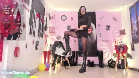 Snapshot of miss_nicolesds chatting on October 7, 3:35 pm Miss Nicole online show from October 7, 3:35 pm