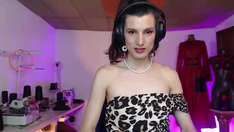 Snapshot of moira_hot chatting on September 11, 9:23 pm moira_hot online show from September 11, 9:23 pm