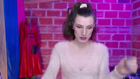 Snapshot of moira_hot chatting on October 6, 5:18 am moira_hot online show from October 6, 5:18 am
