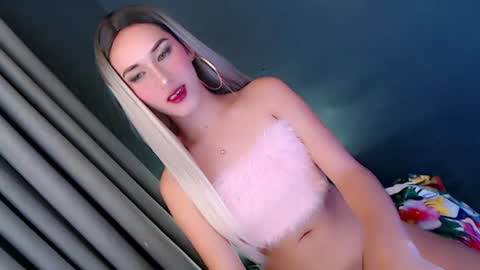Snapshot of moon_of_desire22 chatting on January 18, 9:32 pm Red Moon online show from January 18, 9:32 pm