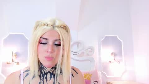 Snapshot of mystikdoll chatting on September 30, 11:43 am Misteika online show from September 30, 11:43 am