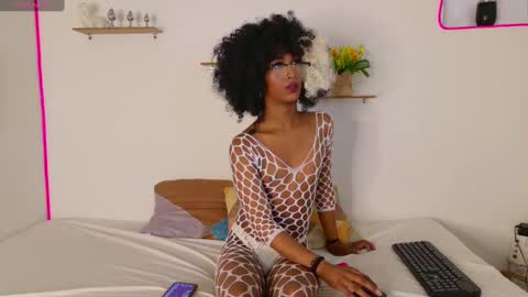 nahomy_james25 online show from January 22, 11:56 am
