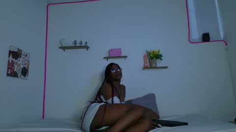 nahomy_james25 online show from January 29, 11:51 am