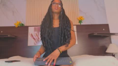 nahomy_james25 online show from October 7, 11:50 pm