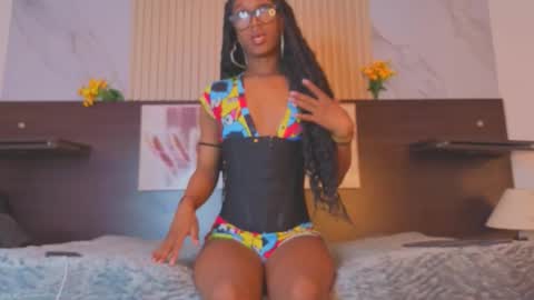 nahomy_james25 online show from October 9, 12:01 am