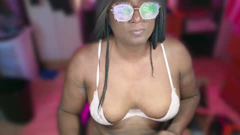 Snapshot of naomifux chatting on January 1, 5:22 pm Naomi online show from January 1, 5:22 pm