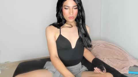 Snapshot of naomimoore chatting on January 14, 2:08 am Naomi Moore online show from January 14, 2:08 am