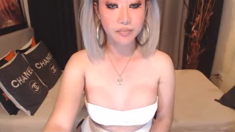 Snapshot of nathaliehuges chatting on February 22, 11:57 pm Goddess Nathalie online show from February 22, 11:57 pm