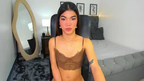Snapshot of naughtyvixennova chatting on October 4, 9:48 pm Cassie online show from October 4, 9:48 pm