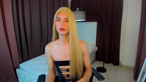 nhicolasklyde online show from October 24, 12:54 pm