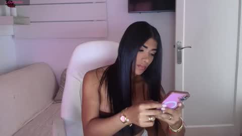 Nicolle Bustamante online show from October 9, 9:33 am