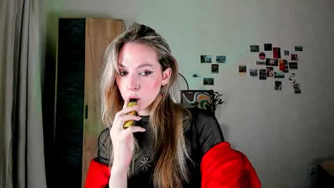 Snapshot of niky_jess chatting on December 19, 2:24 pm Veronica online show from December 19, 2:24 pm