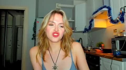 Snapshot of niky_jess chatting on January 8, 7:03 pm Veronica online show from January 8, 7:03 pm