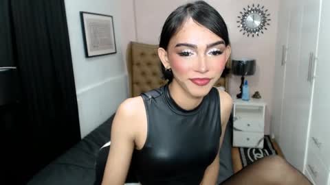 Snapshot of pearlmoore chatting on February 13, 1:22 am Pearl online show from February 13, 1:22 am