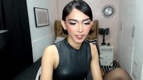 Snapshot of pearlmoore chatting on February 13, 11:47 pm Pearl online show from February 13, 11:47 pm