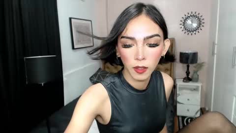 Snapshot of pearlmoore chatting on February 21, 11:54 pm Pearl online show from February 21, 11:54 pm