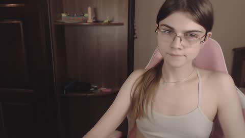 Snapshot of peralez_f chatting on December 5, 11:23 pm Farida online show from December 5, 11:23 pm