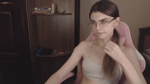 Snapshot of peralez_f chatting on December 21, 1:36 am Farida online show from December 21, 1:36 am