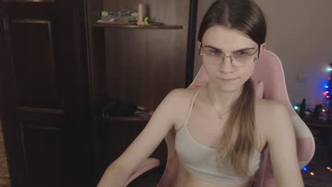 Snapshot of peralez_f chatting on January 6, 2:26 am Farida online show from January 6, 2:26 am