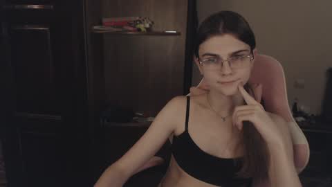 Snapshot of peralez_f chatting on February 6, 12:54 am Farida online show from February 6, 12:54 am