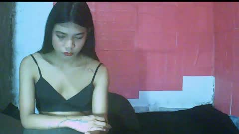 Snapshot of petite_jzee chatting on December 23, 2:35 am jzee online show from December 23, 2:35 am