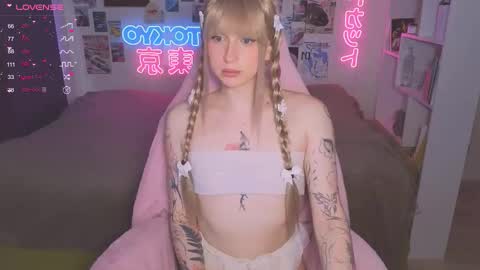 Snapshot of pinkvenom_ chatting on October 7, 8:26 am pinkvenom_ online show from October 7, 8:26 am