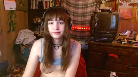 Snapshot of pixinun chatting on December 18, 3:55 pm Izzy online show from December 18, 3:55 pm