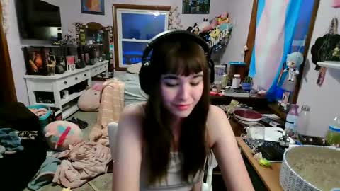 Snapshot of pixinun chatting on January 10, 10:46 pm Izzy online show from January 10, 10:46 pm