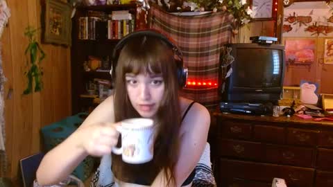 Snapshot of pixinun chatting on January 16, 6:37 pm Izzy online show from January 16, 6:37 pm