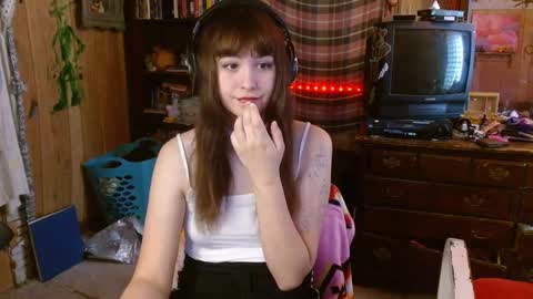 Snapshot of pixinun chatting on January 23, 8:24 pm Izzy online show from January 23, 8:24 pm