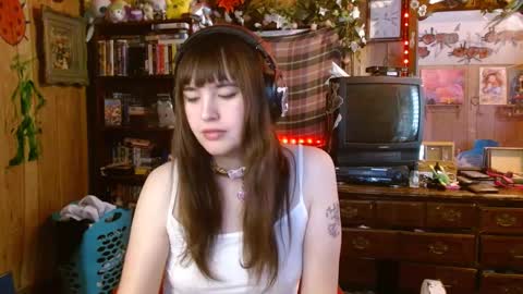 Snapshot of pixinun chatting on February 11, 5:18 pm Izzy online show from February 11, 5:18 pm
