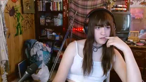 Snapshot of pixinun chatting on February 24, 7:52 pm Izzy online show from February 24, 7:52 pm